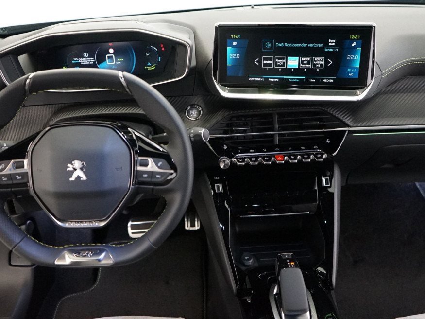 PEUGEOT 2008 GT Pack Elektro 136 Glasdach