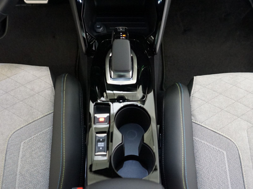PEUGEOT 2008 GT Pack Elektro 136 Glasdach