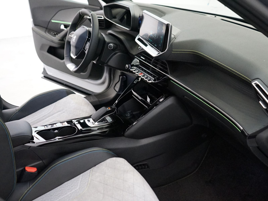 PEUGEOT 2008 GT Pack Elektro 136 Glasdach