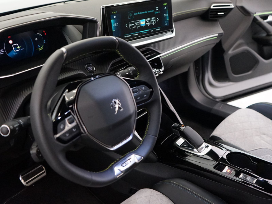 PEUGEOT 2008 GT Pack Elektro 136 Glasdach
