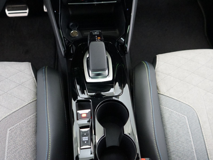 PEUGEOT 2008 GT Pack Elektro 136 Glasdach