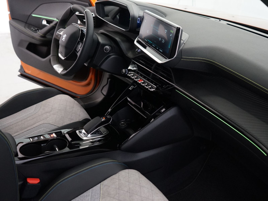 PEUGEOT 2008 GT Pack Elektro 136 Glasdach