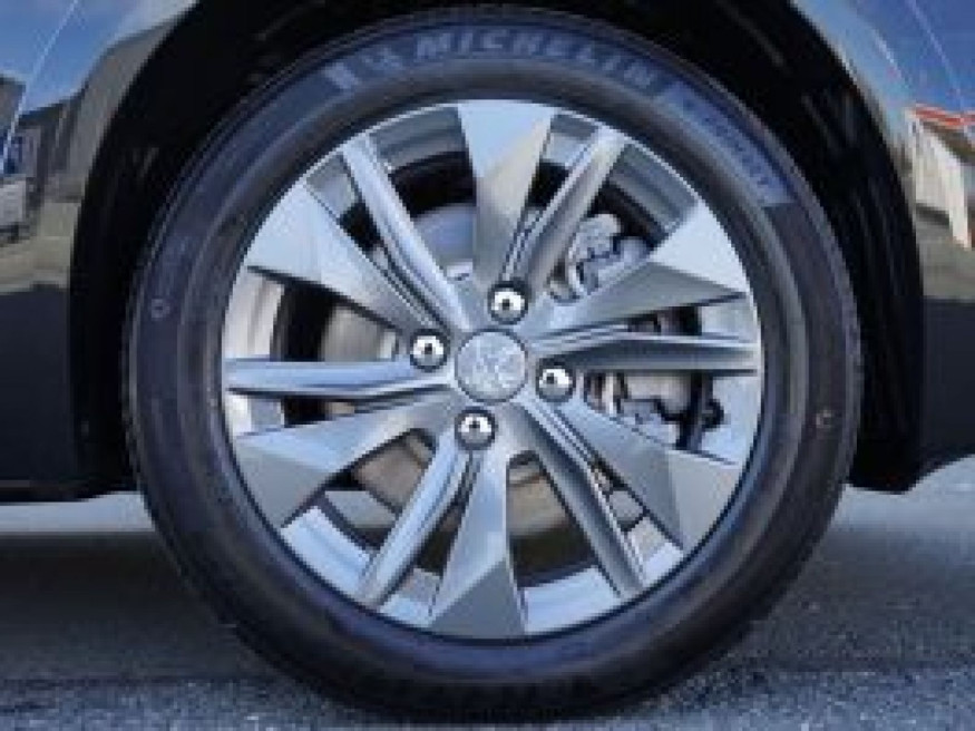 PEUGEOT 208 Active Pack Elektro 136 Navi