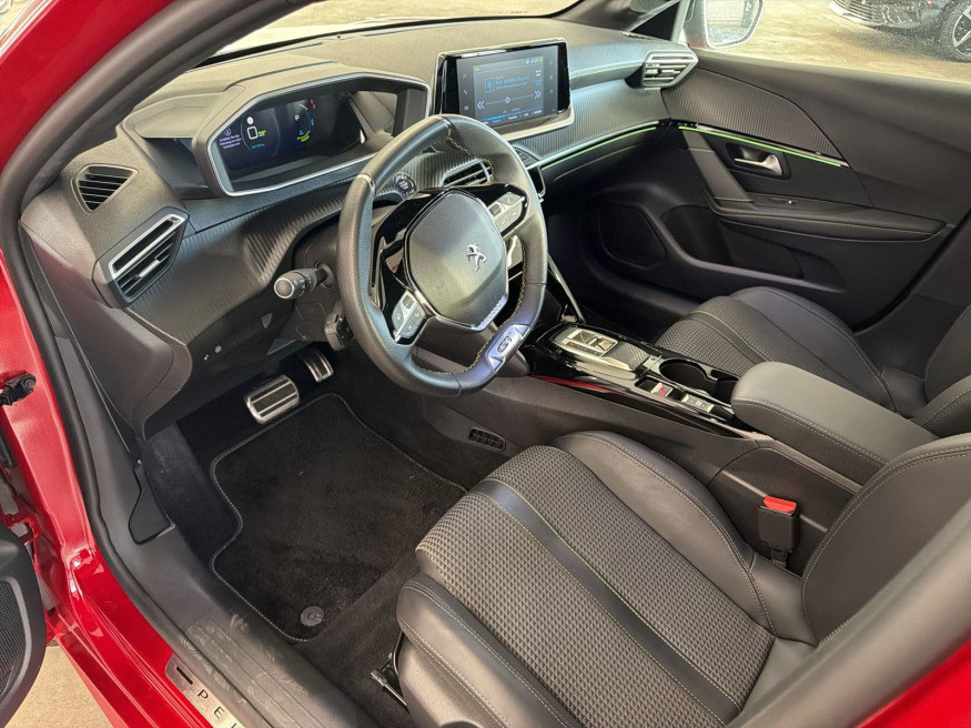 PEUGEOT 208 GT 136