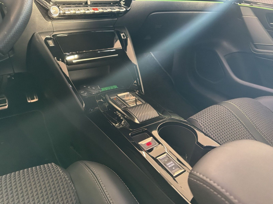 PEUGEOT 208 GT 136