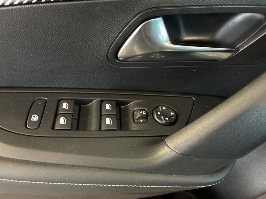 PEUGEOT 2008 Allure PureTech 130 EAT8